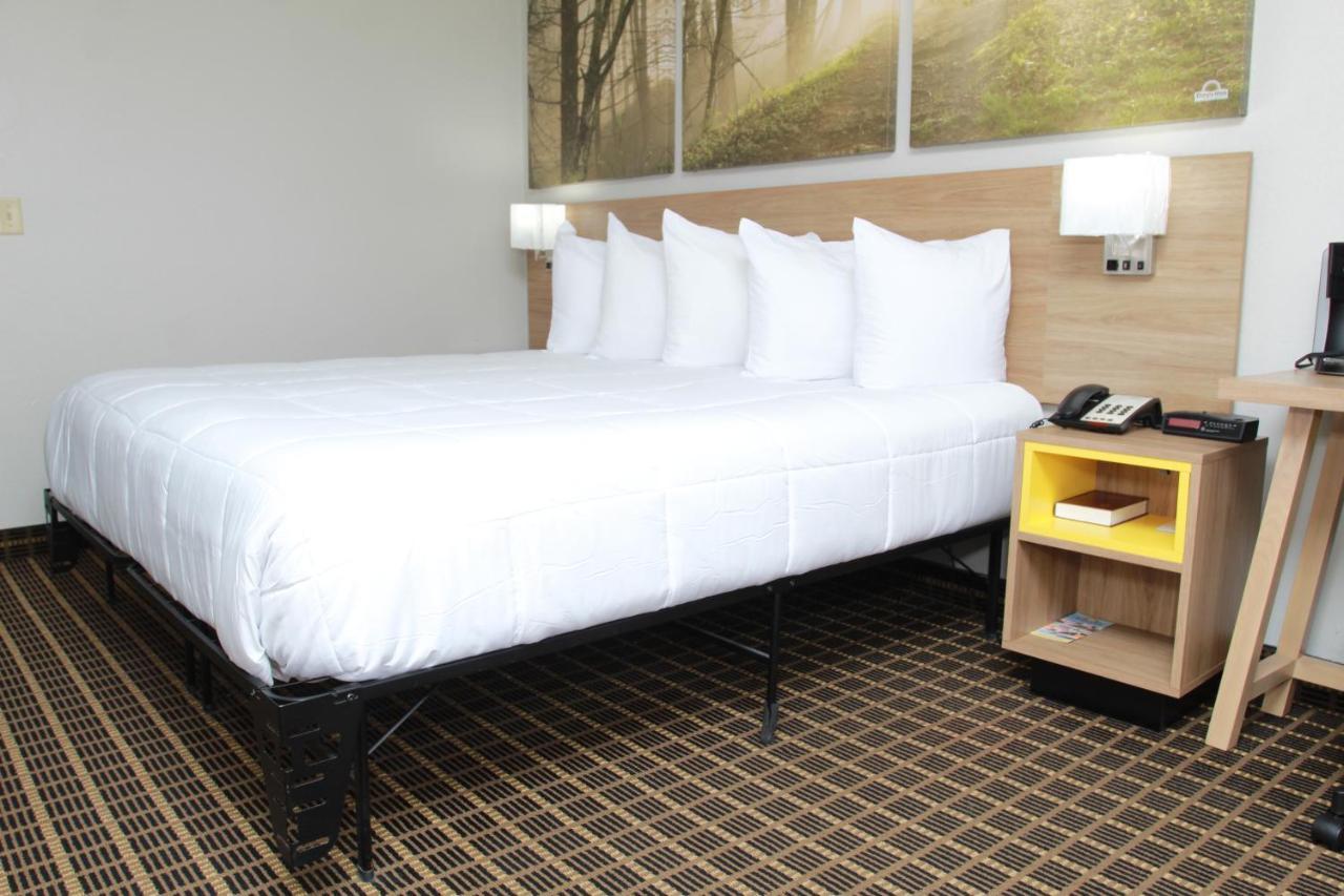 Days Inn By Wyndham Forest Εξωτερικό φωτογραφία