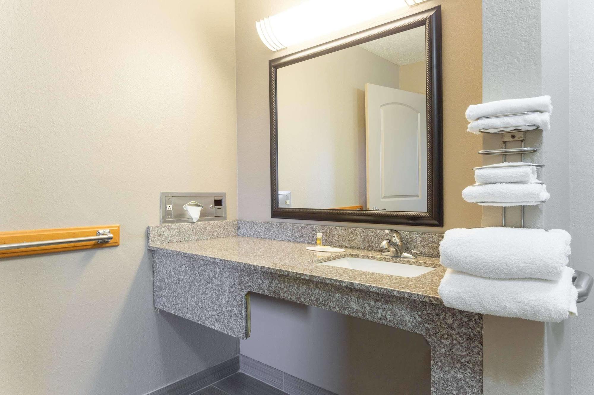 Days Inn By Wyndham Forest Εξωτερικό φωτογραφία