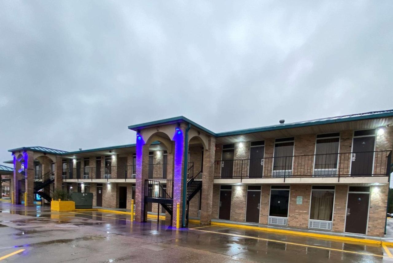 Days Inn By Wyndham Forest Εξωτερικό φωτογραφία